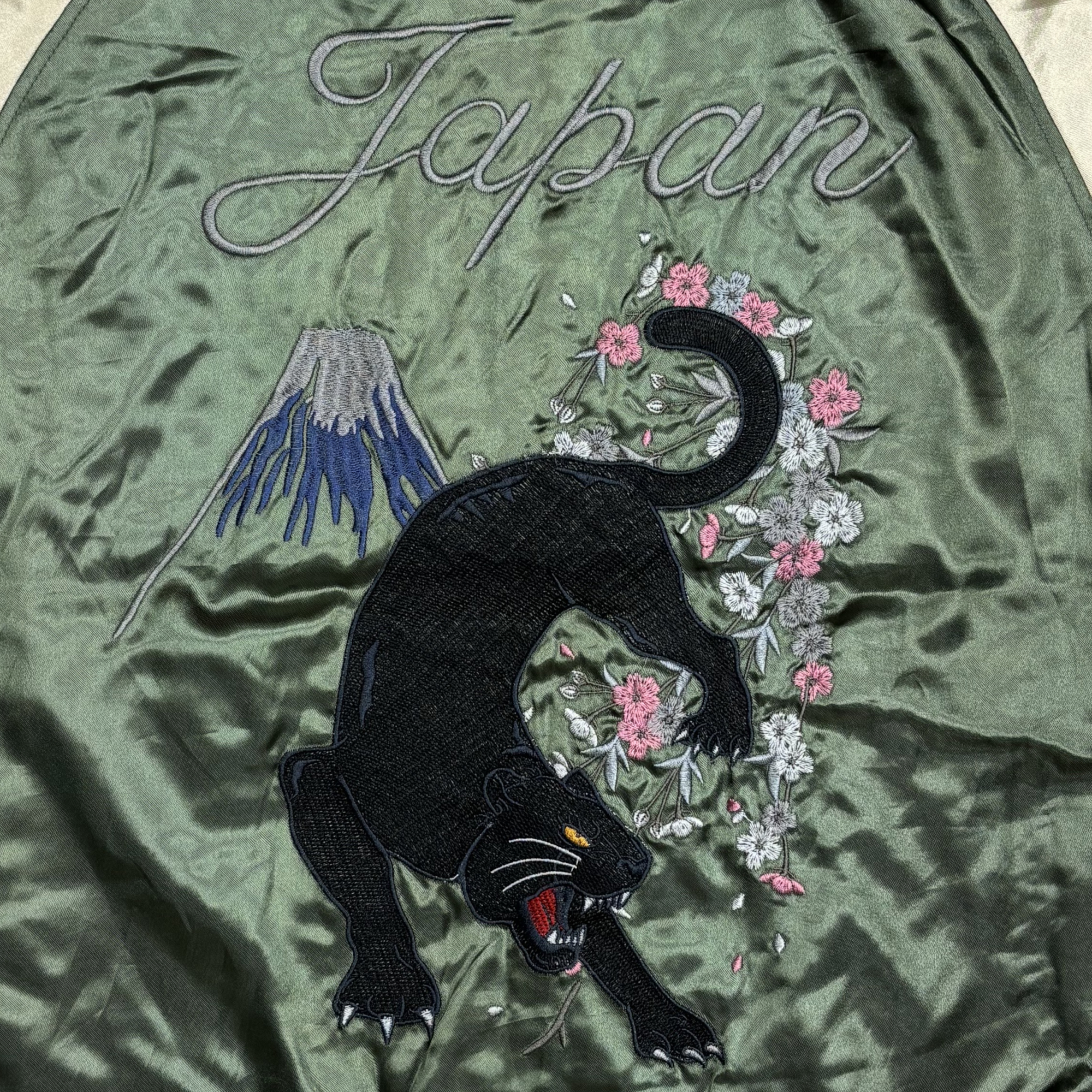 中綿スカジャン 刺繍 グリーン ブラック 朧/おぼろ 華鳥風月 スカジャン 9022814 和柄刺繍「狼」サテン